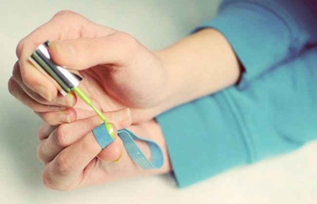 7. Ułatw sobie francuski manicure, używając elastycznych opasek.