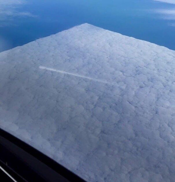 Przelatujące samoloty zamieniły chmurę w kwadrat