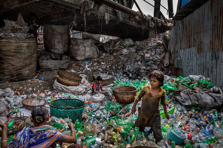 Na zdjęciu ludzi żyjący z wyławiania plastikowych butelek z rzeki Buriganga w Bangladeszu.