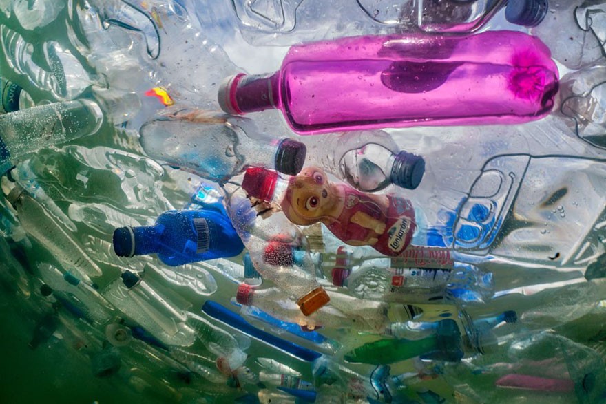 Zdjęcie z madryckiej fontanny, która artysta zapełnił butelkami w ramach kampanii na rzecz zwrócenia uwagi na problem plastikowych opakowań.