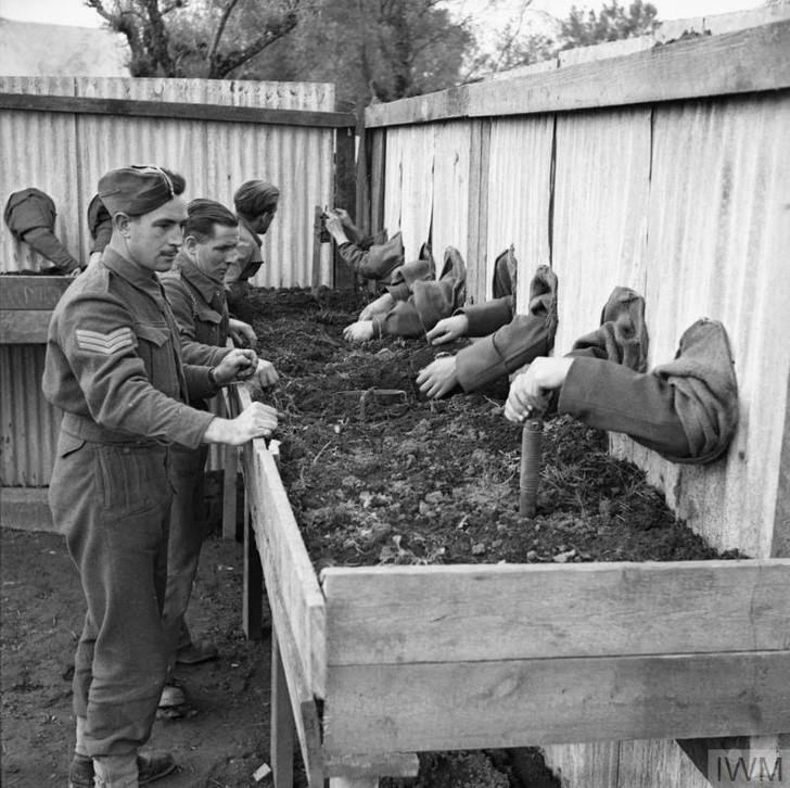 Brytyjscy saperzy zostali przeszkoleni, aby rozbroić miny na oślep, aby mogli pracować w ciemnościach, 1943 rok