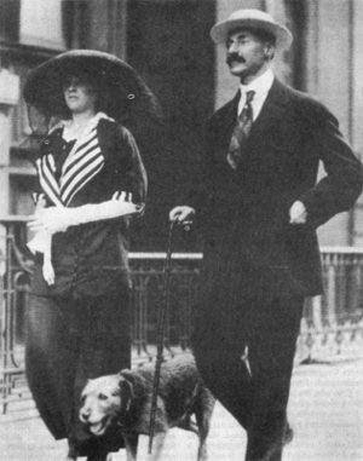 John Jacob Astor IV, jego 19-letnia żona Madeleine i pies Kitty udali się na Titanica w 1912 roku. On i Kitty nie przeżyli. Madeleine przeżyła, a później urodziła syna Johna Jacoba Astora V.