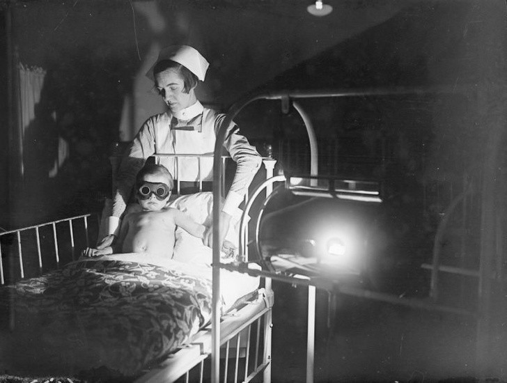 Dziecko otrzymujące terapię słoneczną, 1928 rok