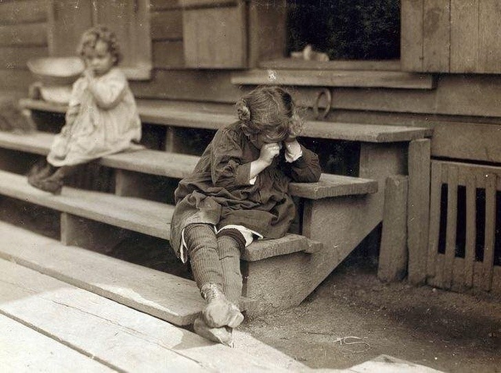 5-letnia dziewczynka po ciężkiej pracy przez cały dzień, była zmęczona i odmówiła fotografowania. Jej matka powiedziała: „Och, ona jest po prostu brzydka, a zbieranie krewetek jest trochę trudne”. Mississippi, 1911 rok