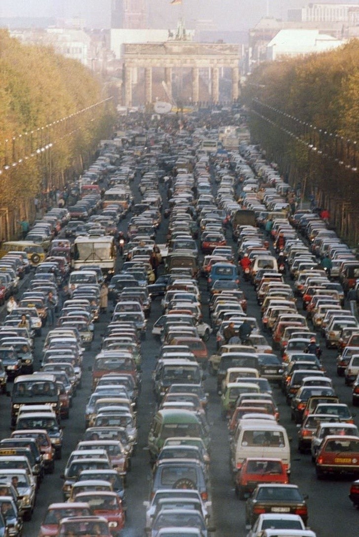 Korek w Berlinie kiedy Niemcy Wschodnie mogły wjechać do  Berlina Zachodniego po upadku muru berlińskiego, 1989 rok