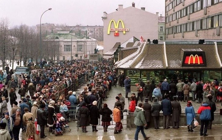 Kolejka do pierwszego McDonalda w Moskwie, 31 stycznia 1990 rok