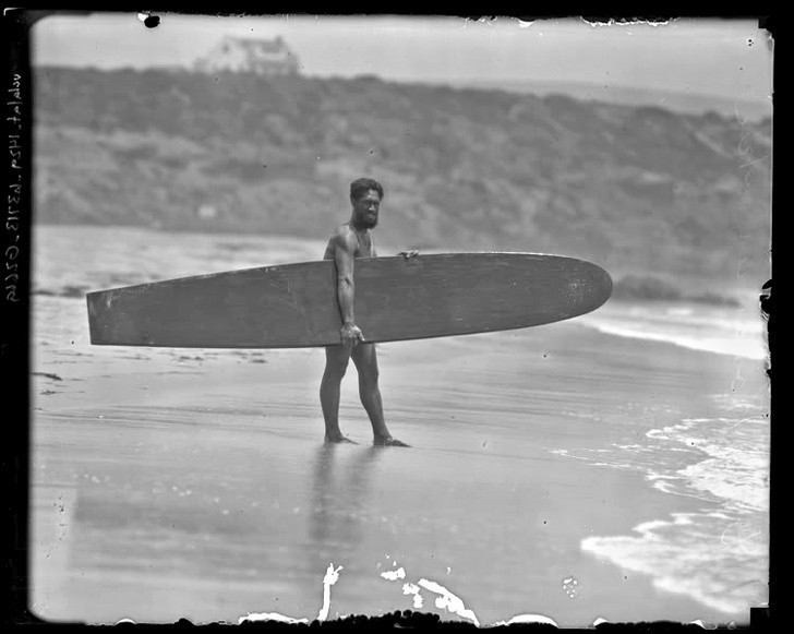 Duke Kahanamoku, człowiek, który spopularyzował surfowanie na całym świecie. Hawaje, 1920 rok