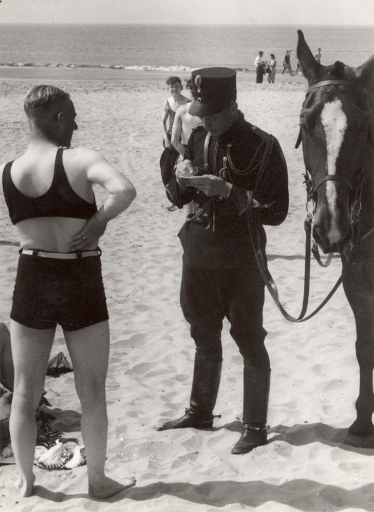Mężczyzna na plaży Heemskerk zostaje ukarany grzywną za brak przyzwoitych ubrań. Holandia, 1931 rok