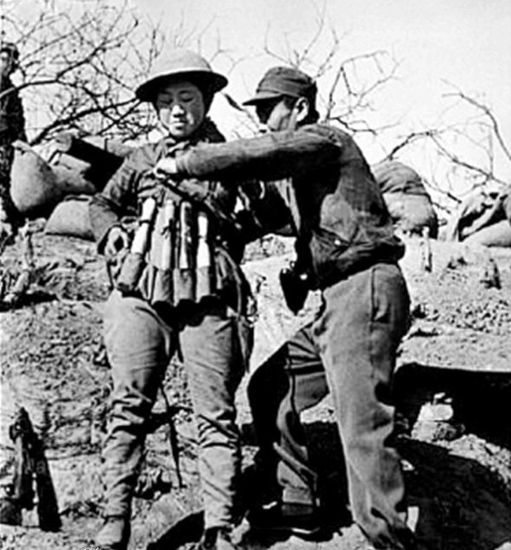 Chiński zamachowiec-samobójca zakładający wybuchową kamizelkę wykonaną z granatów ręcznych do użycia w ataku na japońskie czołgi w bitwie pod Taierzhuang, 1938 rok