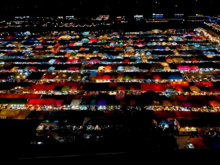 8. To zdjęcie rynku w Bangkoku, zrobione w nocy