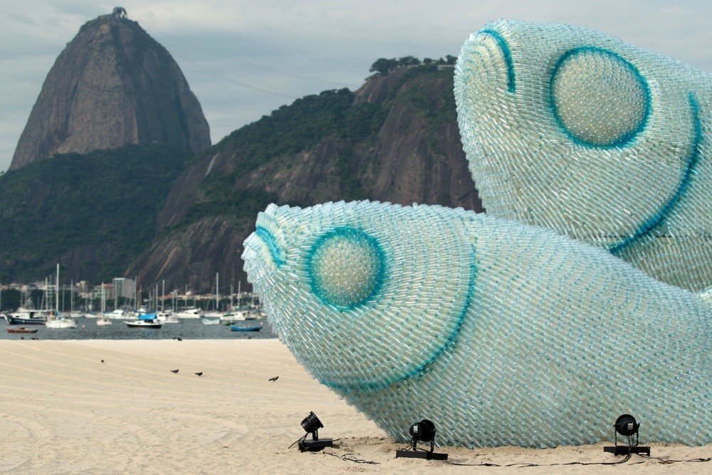 Rzeźba stworzona wyłącznie z plastikowych butelek na jednej z plaż Rio de Janeiro