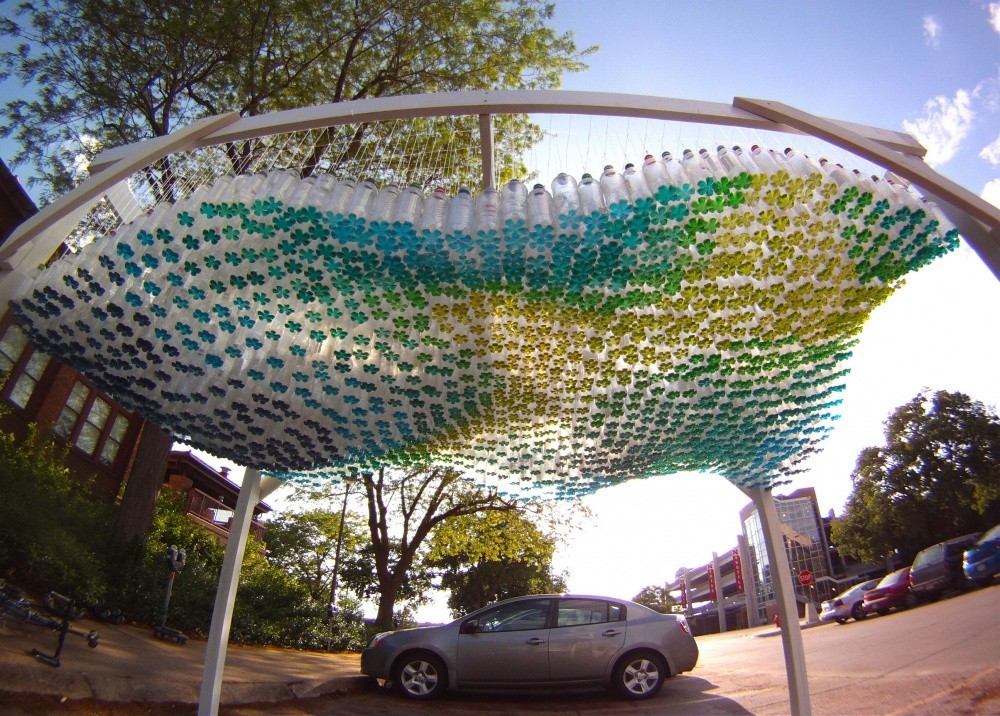 Dach parkingu zrobiony z 1500 plastikowych butelek, USA