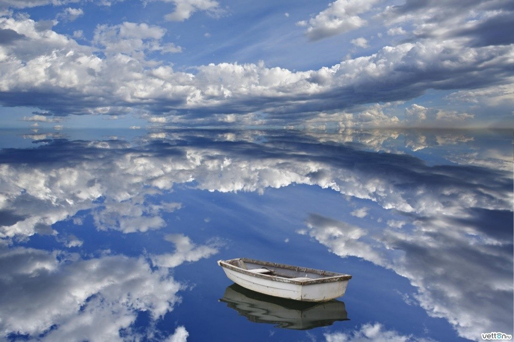 Niebo odbijające się w wodach Salar de Uyuni w Boliwii