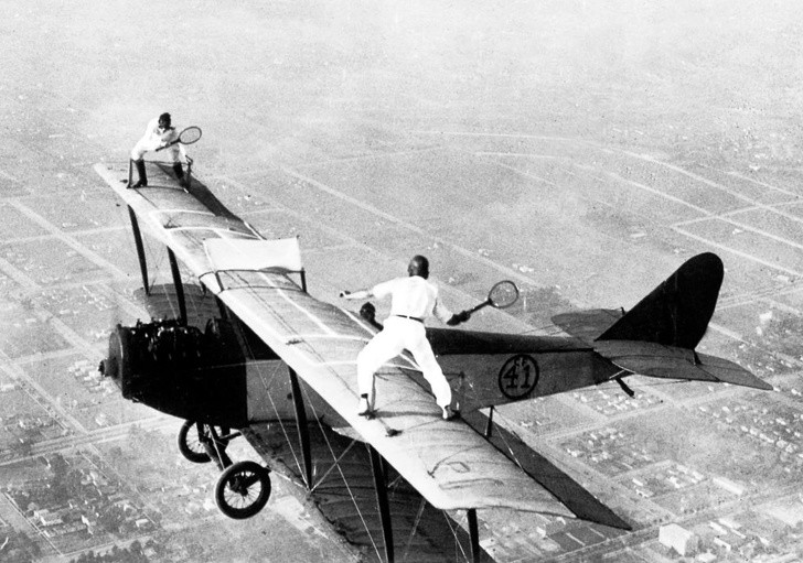 Dwóch kaskaderów udających, że gra w tenisa na skrzydłach lecącego samolotu, 1923 rok