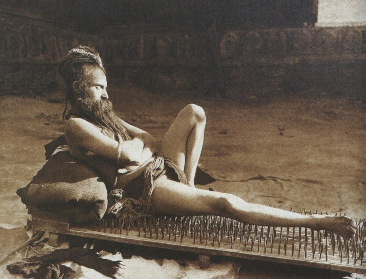 Fakir na łóżku wykonanym z gwoździ, 1907 rok