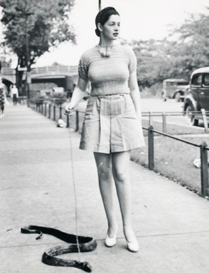 Zorita na spacerze z wężem, 1930 rok