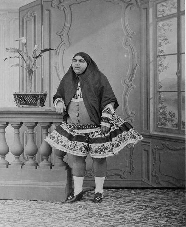 1. Księżniczka Kadżar była symbolem piękna w całej Persji (Iranie). 13 młodych mężczyzn popełniło samobójstwo gdyż zostali przez nią odrzuceni