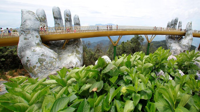 Nosi on nazwę „złoty most”, wznosząc się 1400 metrów nad poziomem morza, ponad wzgórzami Ba Na