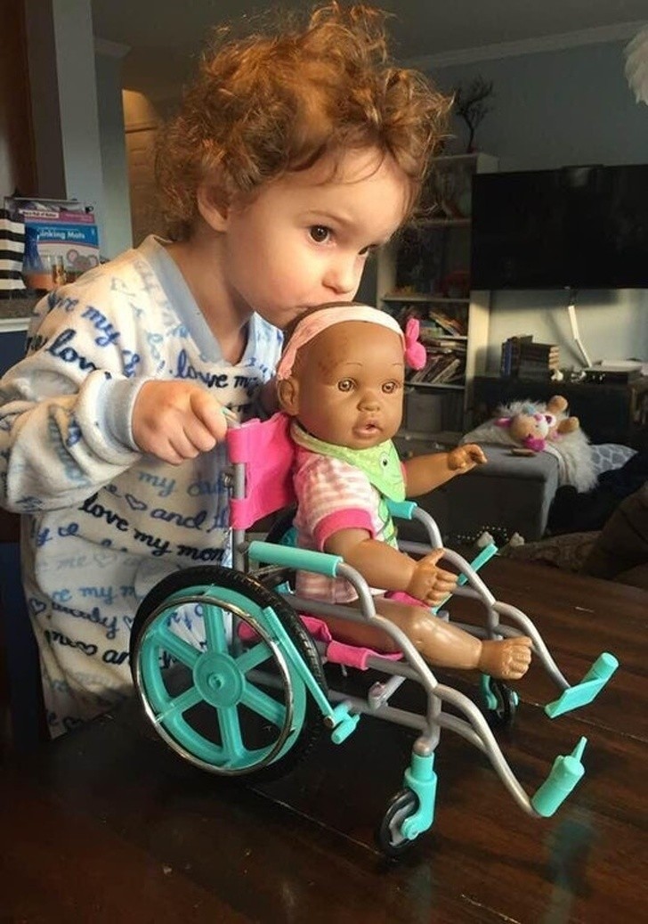 11. „Pewnego dnia, ulubiona lalka naszej 2-letniej córki straciła nogę. Mimo to, córka powiedziała 'To nic, kocham ją taką jaką jest.' Zainspirowani jej słowami, zbudowaliśmy dla lalki wózek.”