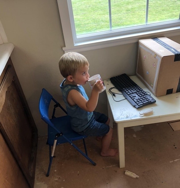 13. „Mój 3-letni syn bawi się w swojego tatę, pracując jako informatyk. Ma swoją myszkę, klawiaturę, monitor i kawę.”