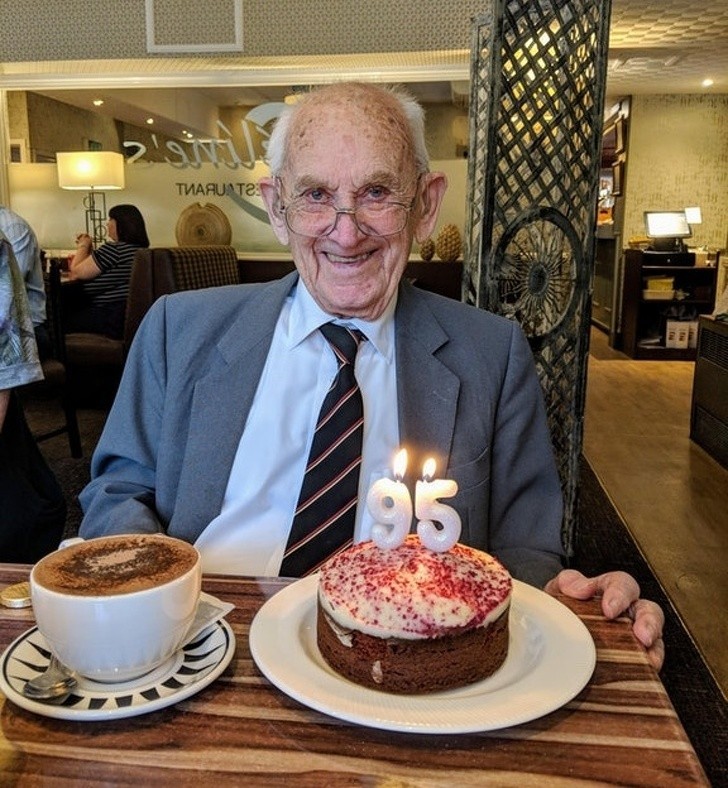 3. „Zdjęcie mojego dziadka podczas jego 95 urodzin. Powiedział wtedy 'Przynajmniej nie muszę się już martwić, że umrę młodo.'”