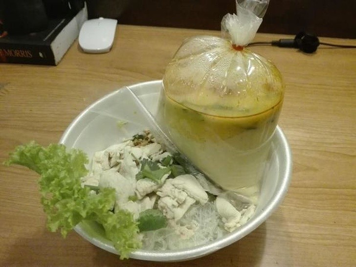 Zupy w plastikowych woreczkach to normalny widok w tajskich knajpach