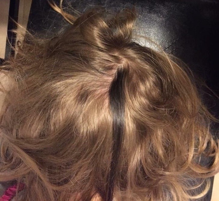„Moja córka ma pasmo bardzo ciemnych włosów na głowie”