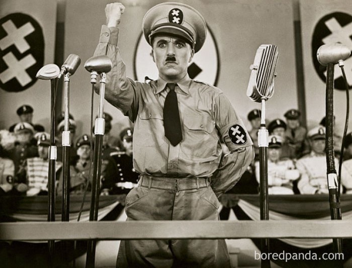 14. Charlie Chaplin i Adolf Hitler urodzili się w 1889 roku. 51 lat później, Chaplin wcielił się w Hitlera w satyrycznym filmie „Dyktator”