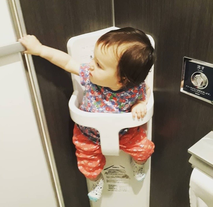 12. W toaletach publicznych są nawet krzesełka dla dzieci.