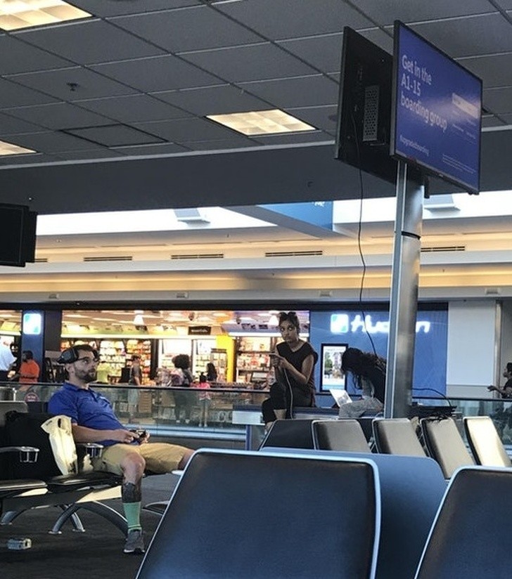 Ten gość nie pozwolił aby opóźniony lot zrujnował jego dzień. Po prostu podłączył konsolę pod jeden z monitorów na lotnisku.