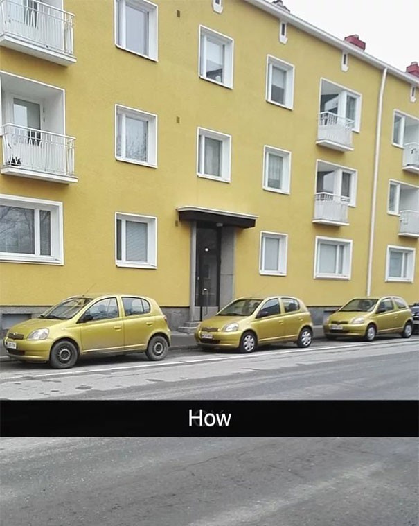 12. Trzy identyczne samochody w identycznym kolorze zaparkowane przed budynkiem mającym taki sam kolor.