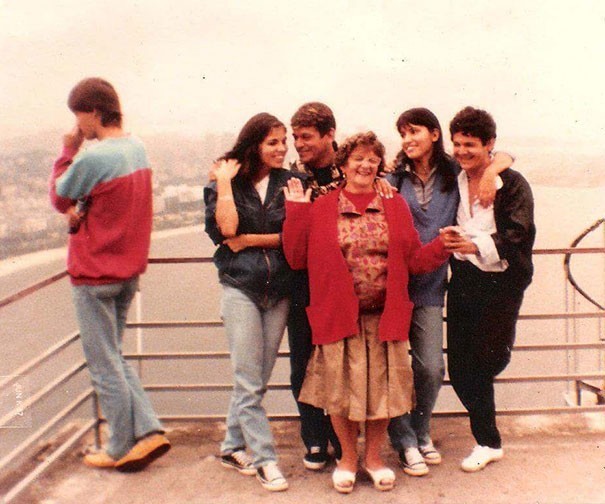 3. Mój kuzyn był na zdjęciu rodzinnym jego przyszłej żony (facet po lewej stronie zdjęcia) podczas podróży do Rio De Janeiro, 7 lat przed tym jak się poznali.