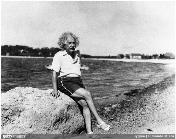 16. Albert Einstein i jego oryginalne obuwie plażowe, 1945