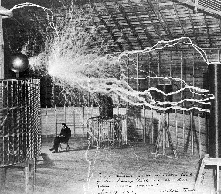 5. Nikola Tesla siedzący w swoim laboratorium, 1899