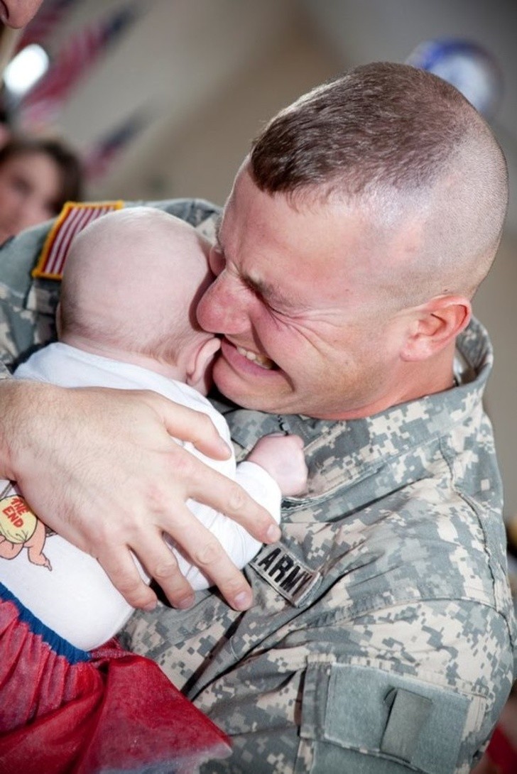 Żołnierz który zobaczył swoje dziecko pierwszy raz po powrocie z misji 