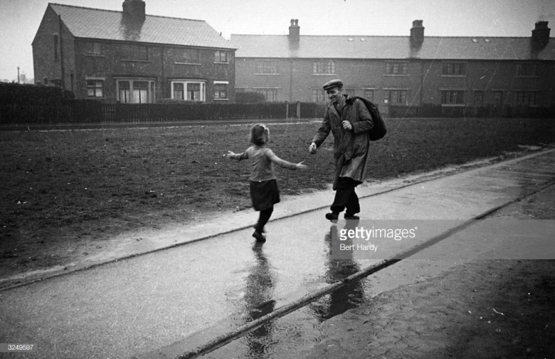 "Witaj tato" Fotografia dziewczynki witającej ojca powracającego z pracy wykonana w 1942 r. 
