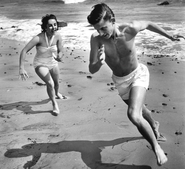 11. Elizabeth Taylor z przyjacielem, Roddym McDowallem, na plaży w Kalifornii, 1948.