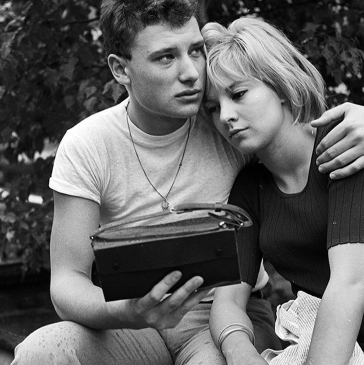 13. Johnny Hallday z Sylvie Vartan zanim wstąpił on do wojska, 1964.