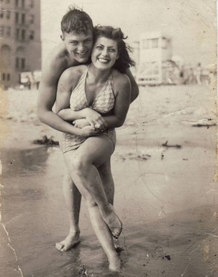 14. Modelka i jej przyjaciel na plaży w San Diego, lata 40.