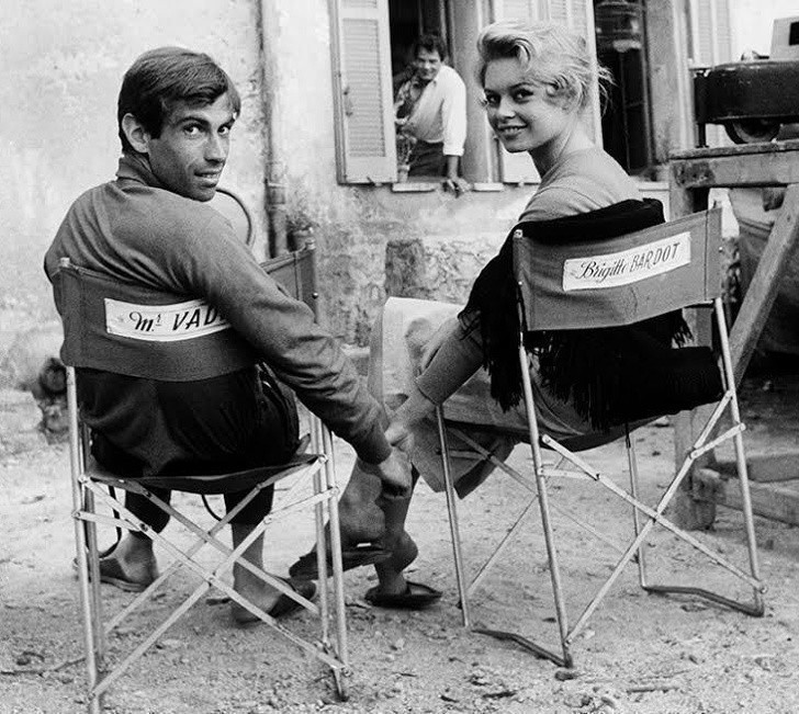 15. Brigitte Bardot i jej mąż, Roger Vadim, na planie filmu „I Bóg Stworzył Kobietę,” 1956.