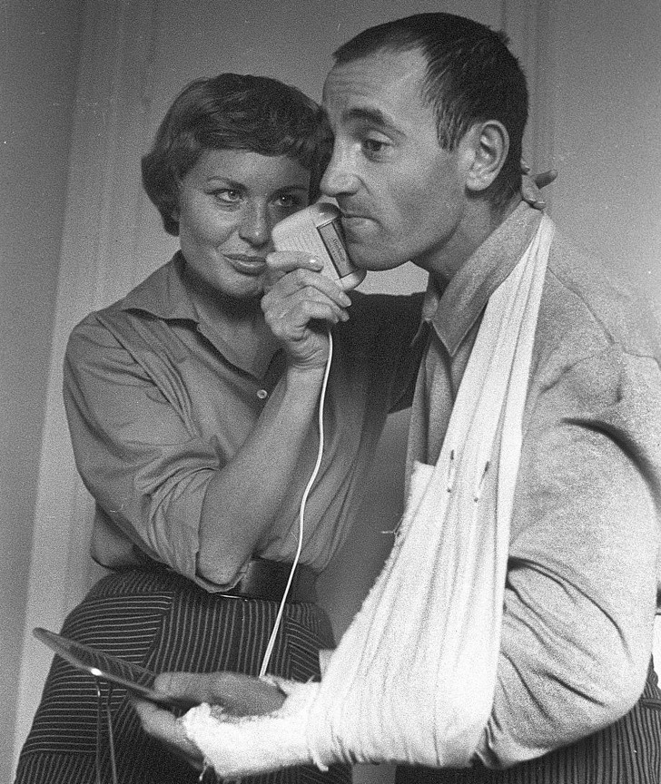 18. Piosenkarz Charles Aznavour i jego żona, Evelyne, 1956.