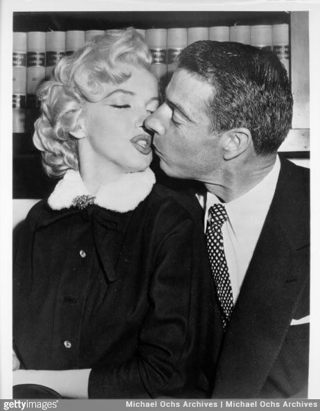 20. Marilyn Monroe z amerykańskim baseballistą, Joe DiMaggio, 1954.