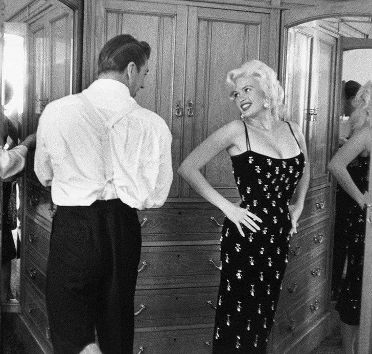 5. Jayne Mansfield i jej mąż, Mickey Hartigay, na festiwalu filmowym w Cannes, 1957.