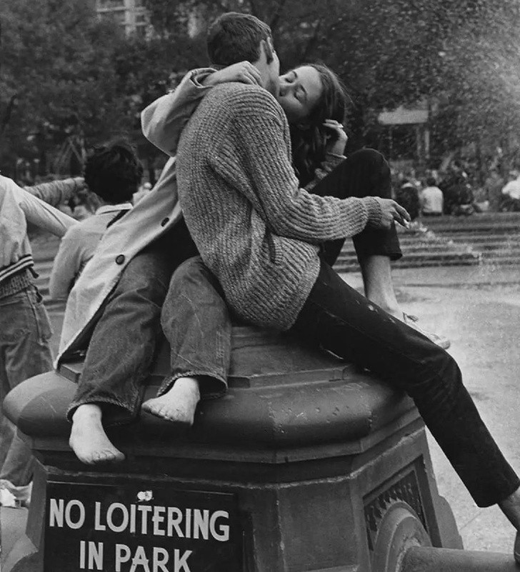 6. Zakochana para w Washington Square Park, Nowy Jork, 1962.