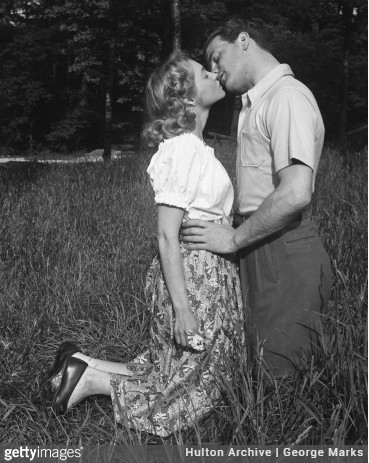 9. Para całująca się podczas pikniku, lata 50.