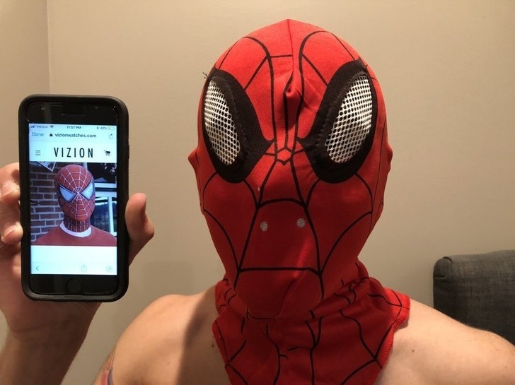 16. „Mój brat zamówił maskę na Comic-Con.”