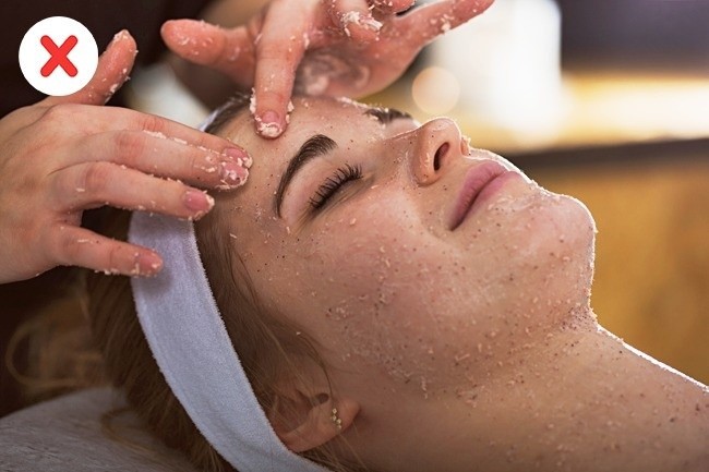 7. Nie używaj skrobaczek, ani gąbek oczyszczających do twarzy, szczególnie jeśli twoja skóra jest podatna na wypryski