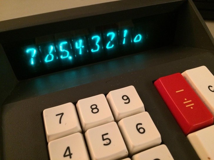 Bardzo stara czcionka na kalkulatorze z przed lat - tak własnie miało wyglądać zero 