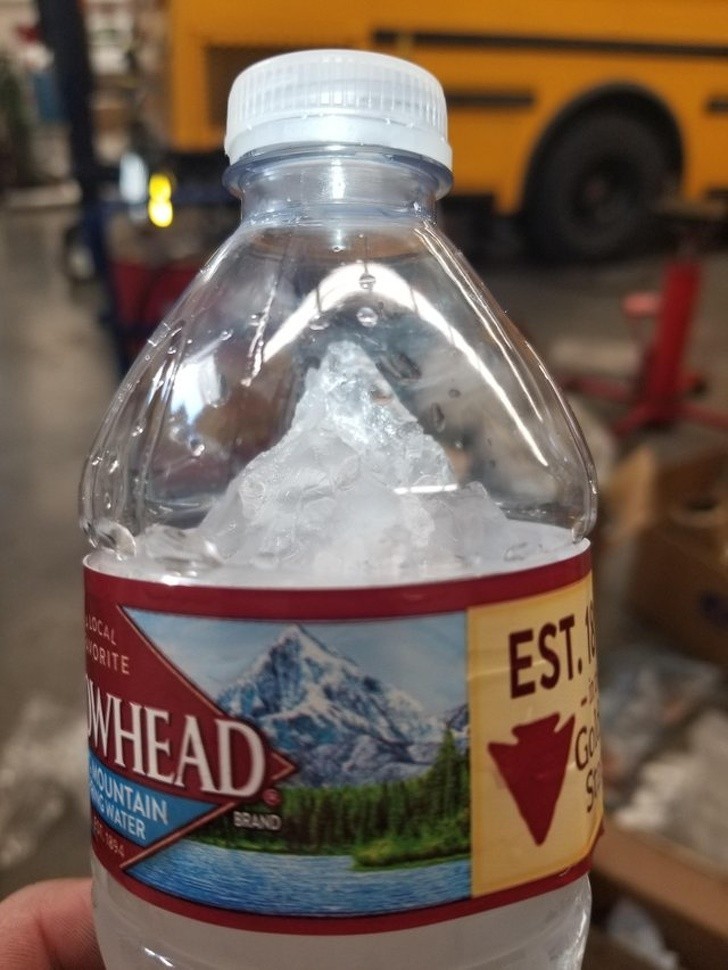 Wewnątrz tej butelki wody powstała góra, która ją reklamuje