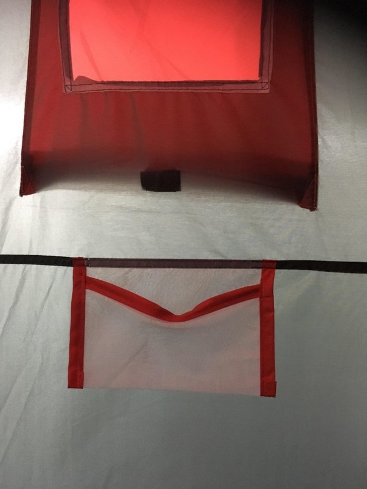 Kieszeń wewnątrz tego namiotu wygląda jak logo Gmaila